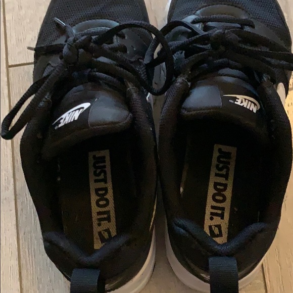 Woman’s black Nike sneakers - Picture 3 of 6